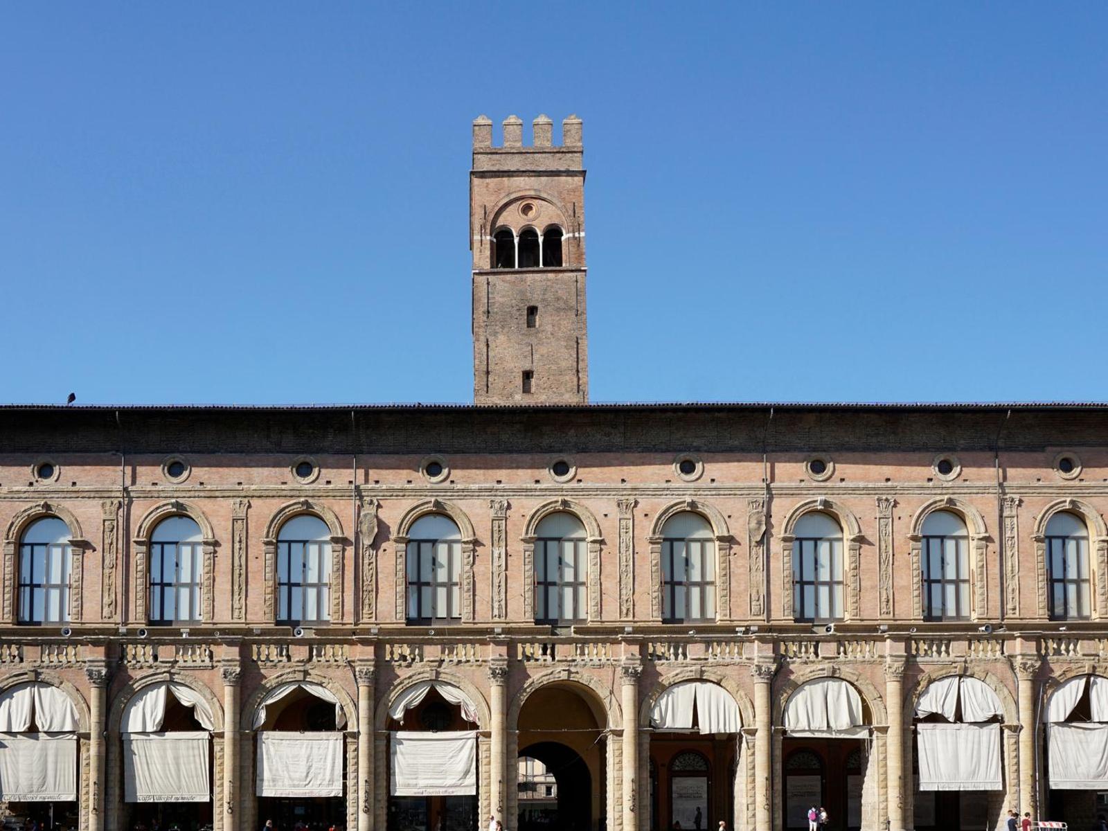 Casa Isolani, Piazza Maggiore