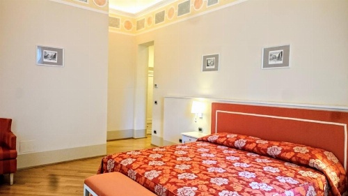 Casa Isolani, Piazza Maggiore image 33