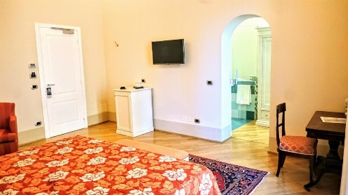 Casa Isolani, Piazza Maggiore image 41