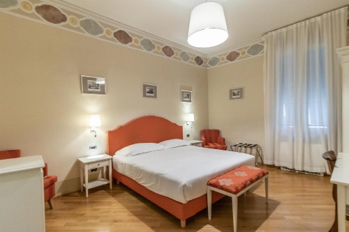 Casa Isolani, Piazza Maggiore image 48